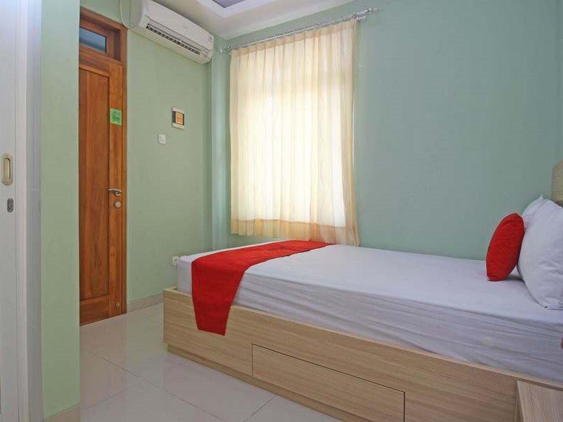 Reddoorz Near Solo Balapan Station Otel Dış mekan fotoğraf
